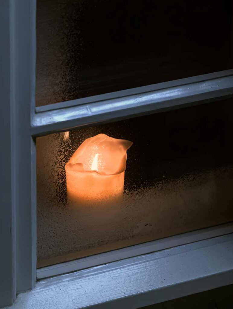 An Heiligabend eine Kerze ins Fenster