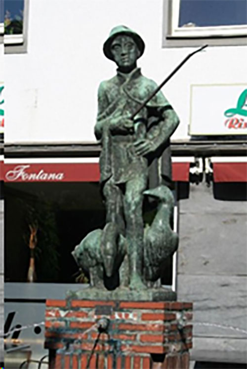 Die Skulptur Gänsehirt in Schiefbahn