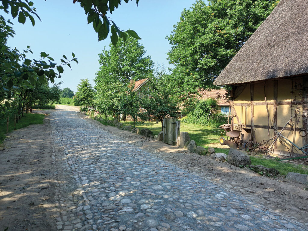 Plasterstraße im Bäuerlichen Hauswesen