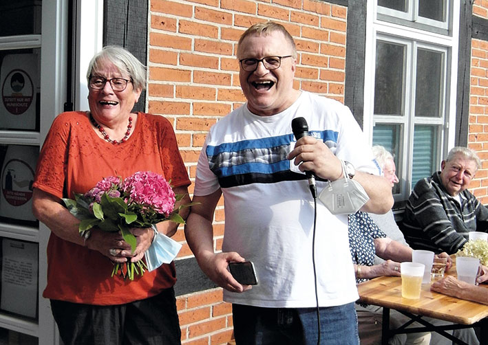 Vorsitzender Peter Hoffmann dankt Leiterin des Festausschusses Ulla Lehmkau.