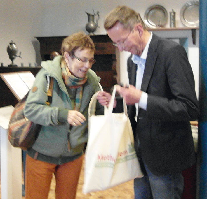 Astrid dankt dem Vorsitzenden Ulrich Amthor für die interessante Führung.