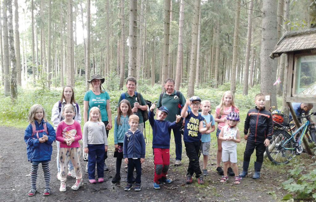 Waldpädagogin Mareike Caro erklärt den  Kleinsten spielerisch den Wald.