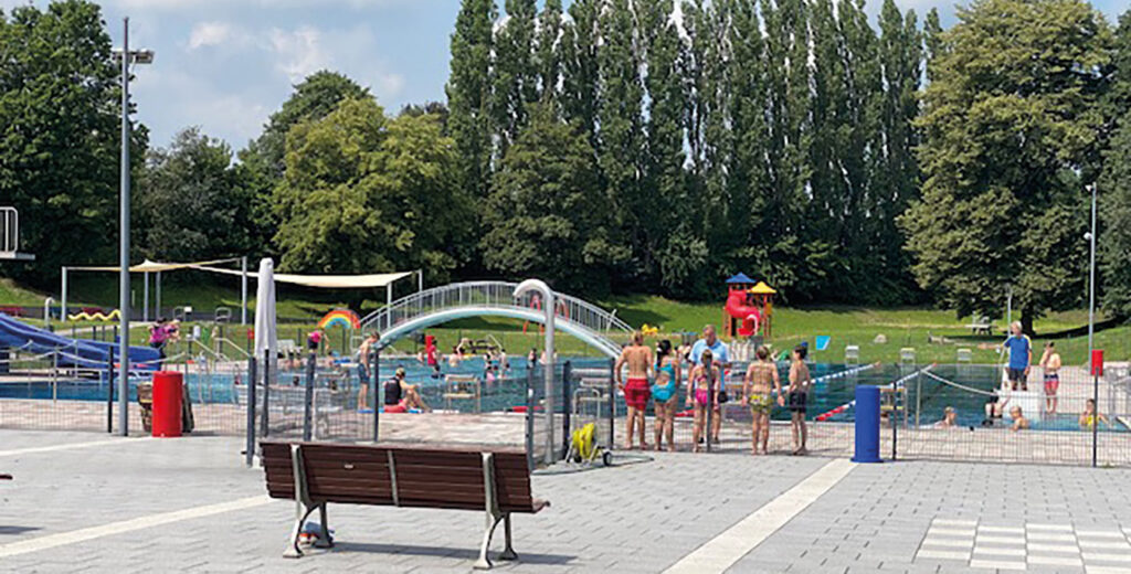 Schulsport im Freibad (Foto: Andrea Hunold).