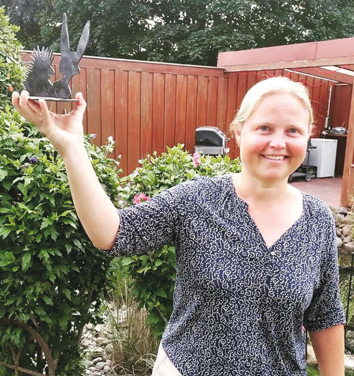 Stadtmeisterin Tina Bode mit dem Hase- und Igel Pokal.