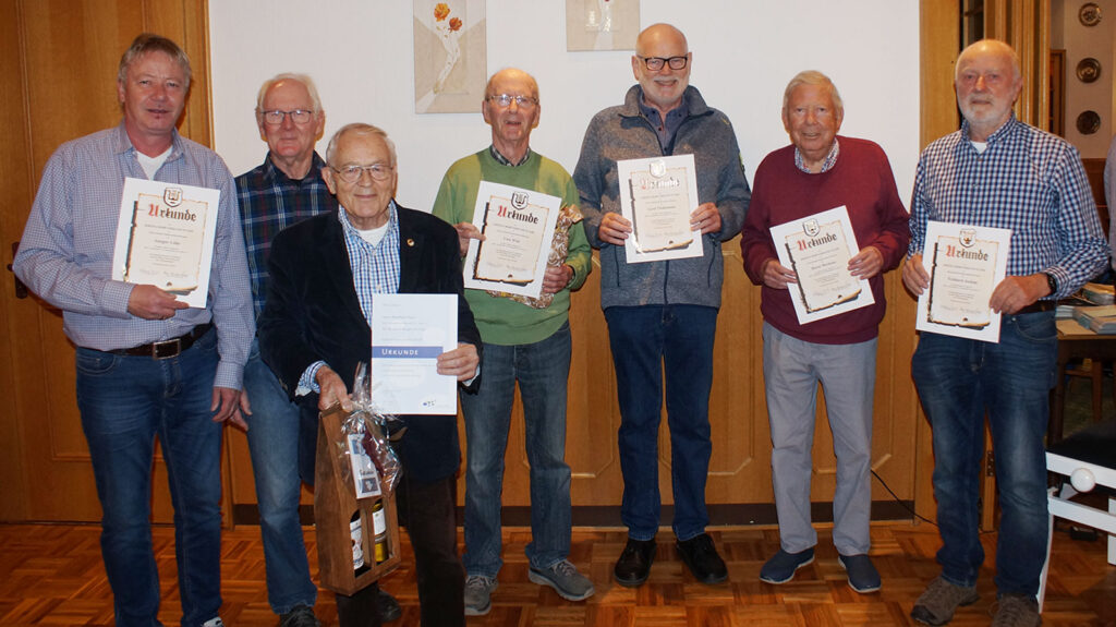 Von links: Ansgar Löhr (10 Jahre), Reinhard Geyer (10 Jahre), Reinhard Stupl (50 Jahre),  Uwe Witt (10 Jahre), Gerd Tiedemann (40 Jahre), Horst Merkens (40 Jahre), Eckard Jochim (10 Jahre). Foto: Eckhard Jochim (MGV)