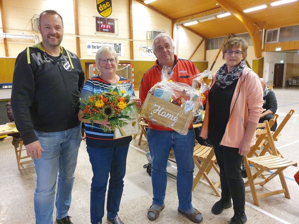 Vorsitzender Sascha Stange (li.) und Vorstandsmitglied Britta Hartlef (re.) beglückwünschen Ellen und Herbert Trucewitz zu ihrer Ehrenmitgliedschaft im Dollerner SC