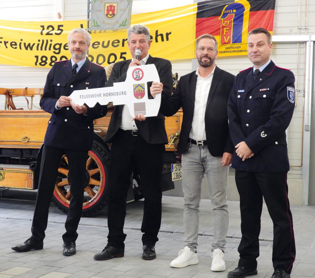 Symbolische Schlüsselübergabe durch Architekt Christoph Frenzel an den ehemaligen Samtgemeindebürgermeister Matthias Herwede, Gemeindebrandmeister Torben Schulze und Ortsbrandmeister Nils Bründel. Foto: Ernst Heinrich