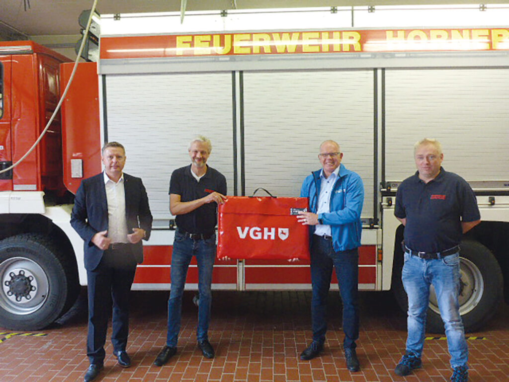 Freuen sich über den mobilen Rauchverschluss: Andreas Heinl (VGH), Ortsbrandmeister Nils Bründel, Thorsten Söhl (VGH), stellv. Ortsbrandmeister Jan Lehmkau