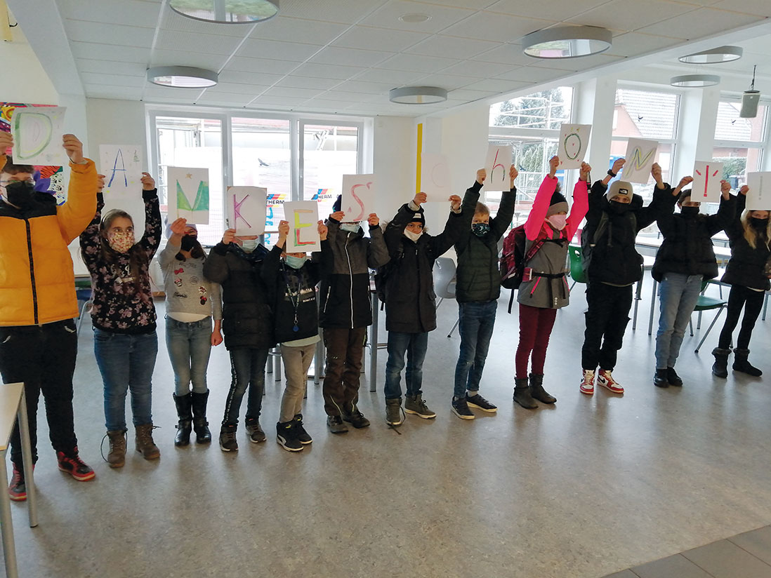 Die Klasse 5b bedankt sich mit ihrem Klassenlehrer David Ochmann bei den Angestellten der Mensa für die tolle Betreuung.