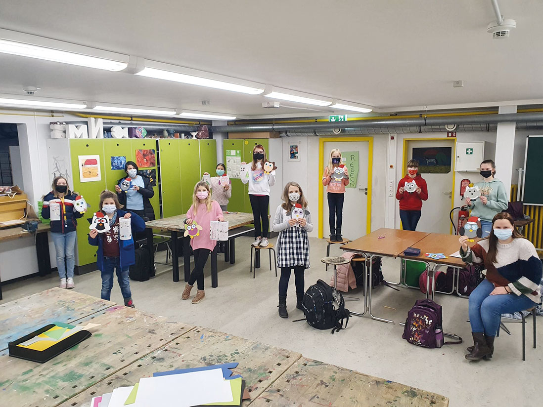 Die Klasse 6a mit ihrer Klassenlehrerin Jacqueline Voss und den selbstgebastelten Eulen und Laternen.