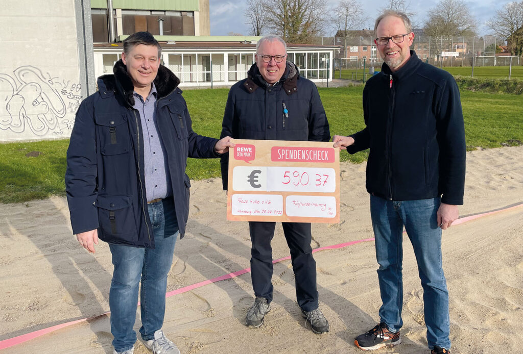 Übergabe des Erlöses der Pfandbon-Aktion von REWE Huber auf dem neuen Beachhandballfeld. Rolf Dannenberg, Sven Munke, Hartmut Huber (v. l.).