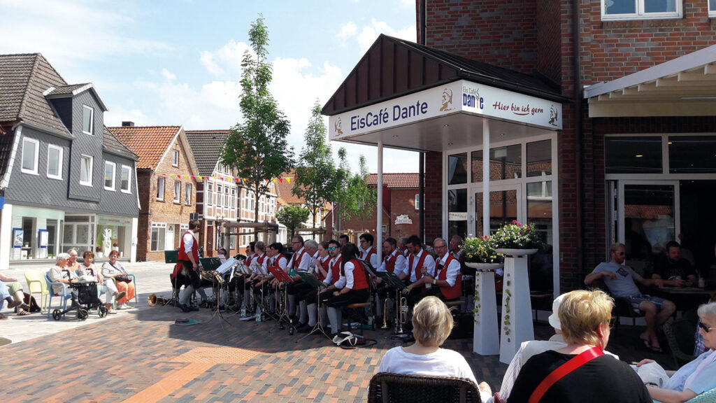 Das Blasorchester Neumarkt bei der Eröffnung Lange Straße im Jahr 2019.