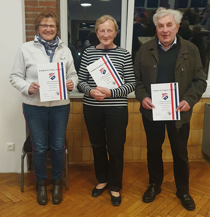 Hannelore Schliecker mit Elsbeth und Hartmut Schuster.