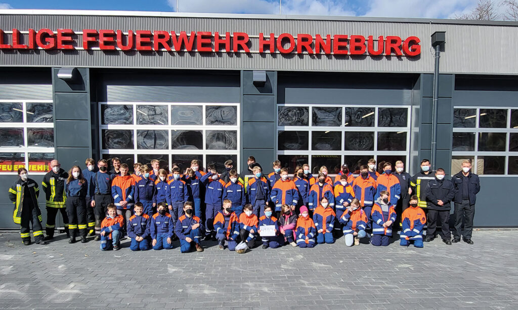 Auf dem Foto ist der Großteil der an der Veranstaltung beteiligten Kinder und Jugendlichen zu sehen.           