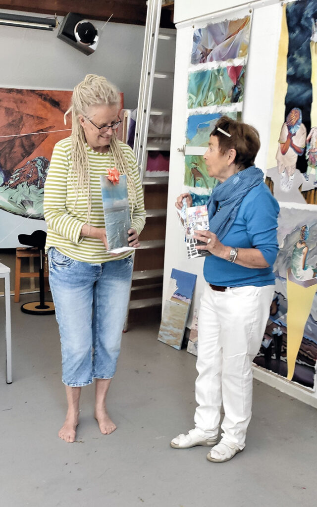 Astrid Rehberg (rechts) bedankt sich bei Christa Donatius für den wunderschönen Morgen.