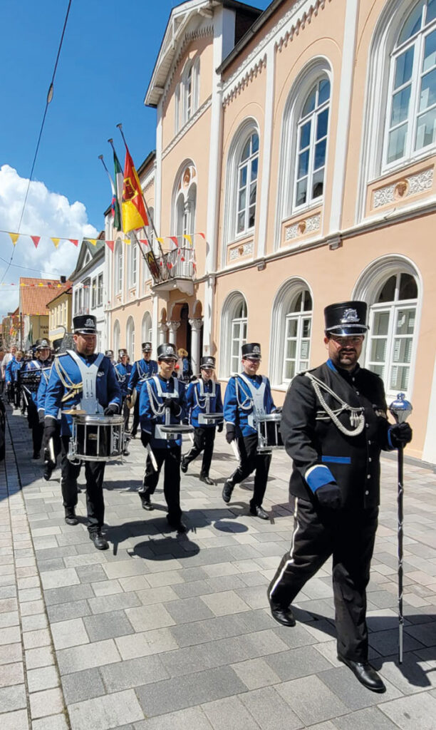 Der Spielmannszug vor dem Rathaus beim Abholen der Majestäten und Ehrengäste