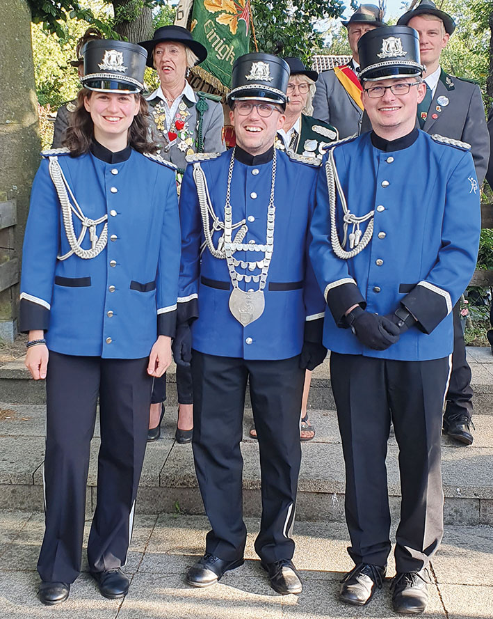 Spielmannszugkönig Markus Tiedemann mit Adjutantin Katharina Neuber und Adjutant Christian Langel.