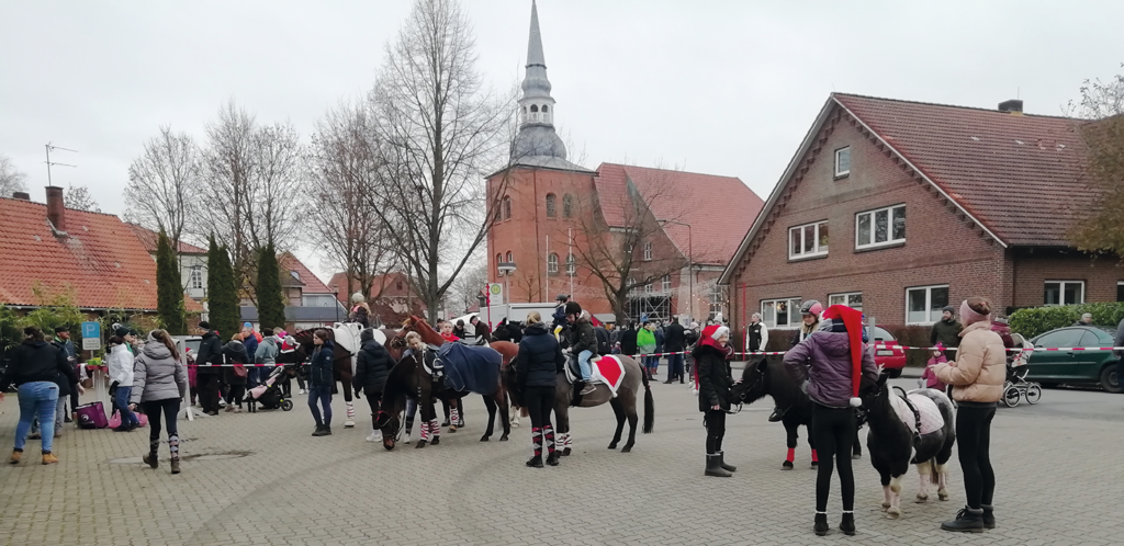 Ponnyreiten des Reitervereins auf dem Weihnachtsmarkt in Horneburg
